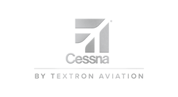 Un logotipo metálico plateado de Cessna con el texto «BY TEXTRON AVIATION» debajo, centrado sobre un fondo blanco liso.