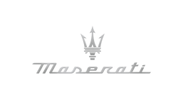 Logotipo plateado de Maserati con el emblema del tridente y el logotipo caligráfico